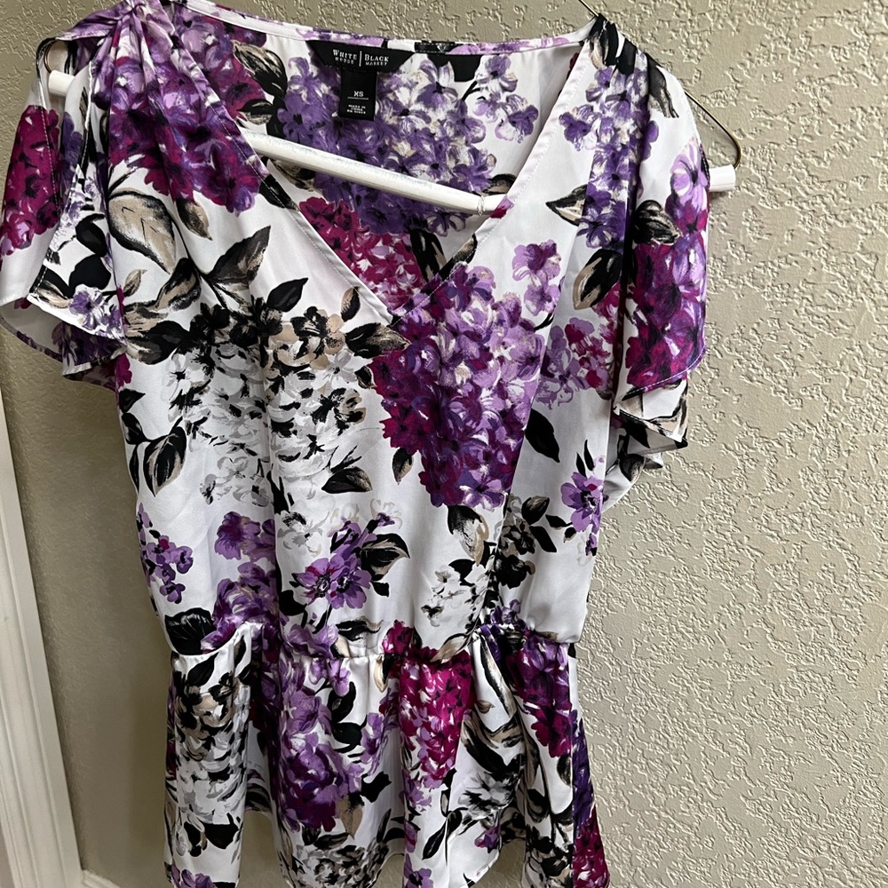 Very pretty Top from White House Black Market. Great Condition